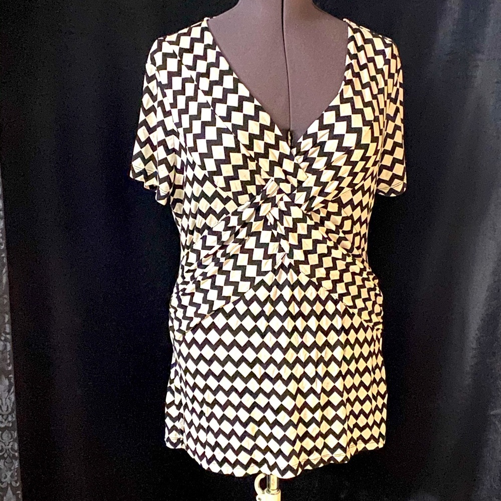 Women’s black and white chevron knot shirt